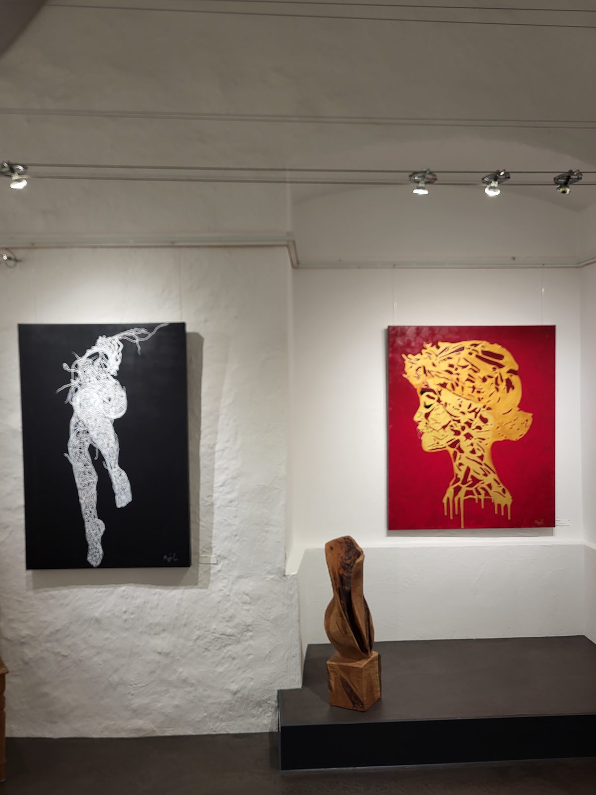 Líneas de mujer and Esperanza in a vaulted gallery