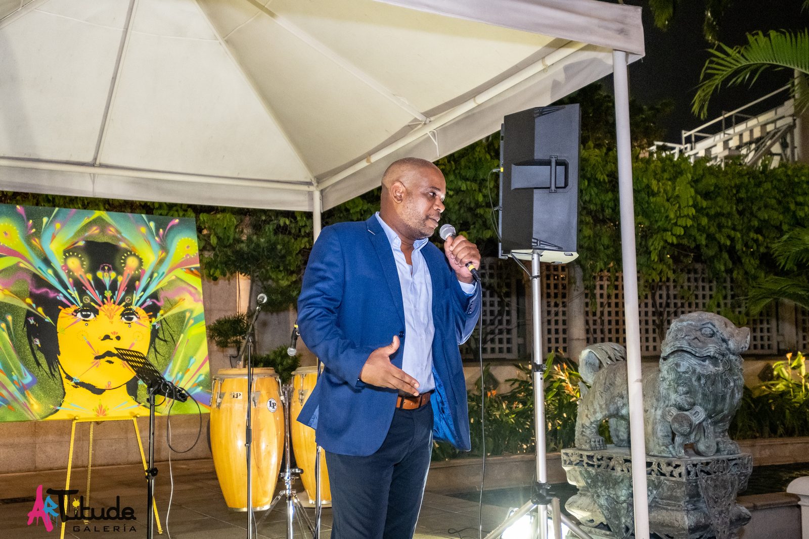 Raúl giving a speech at an outdoor art event