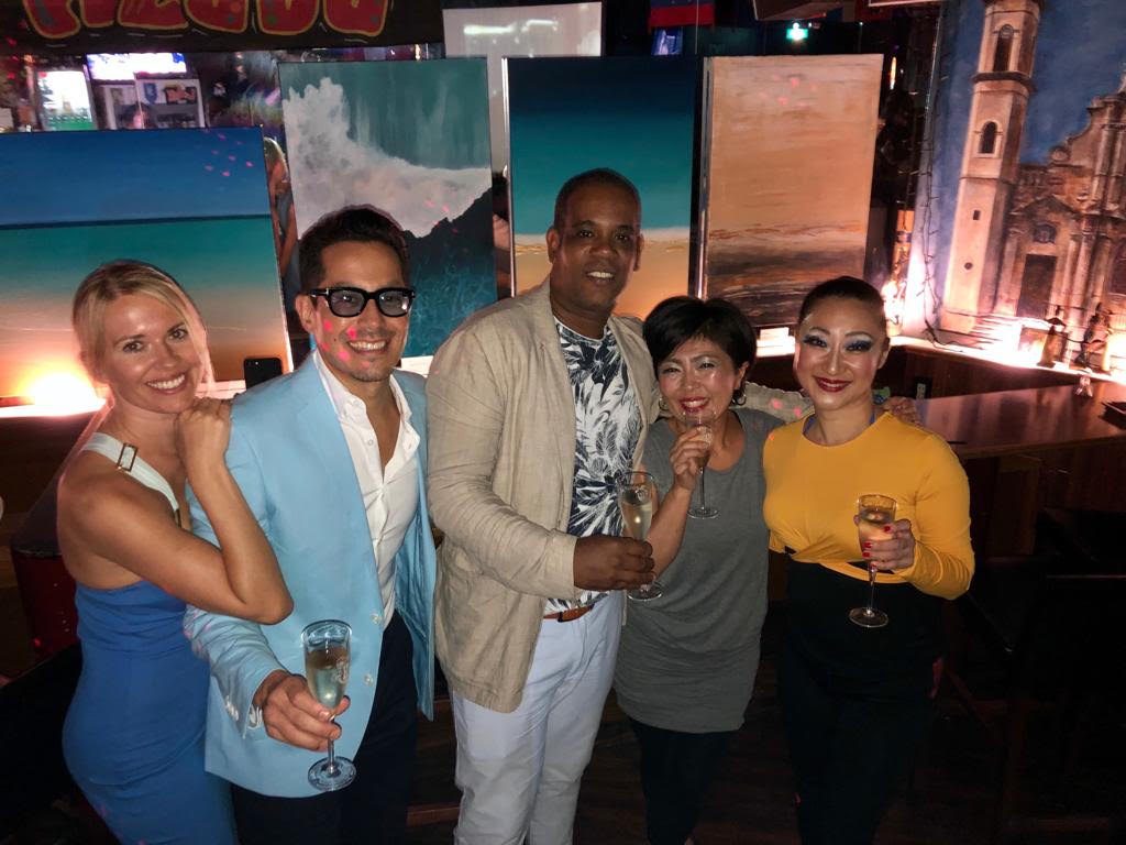 Raúl with guests in front of his seascapes at the Tokyo exhibition